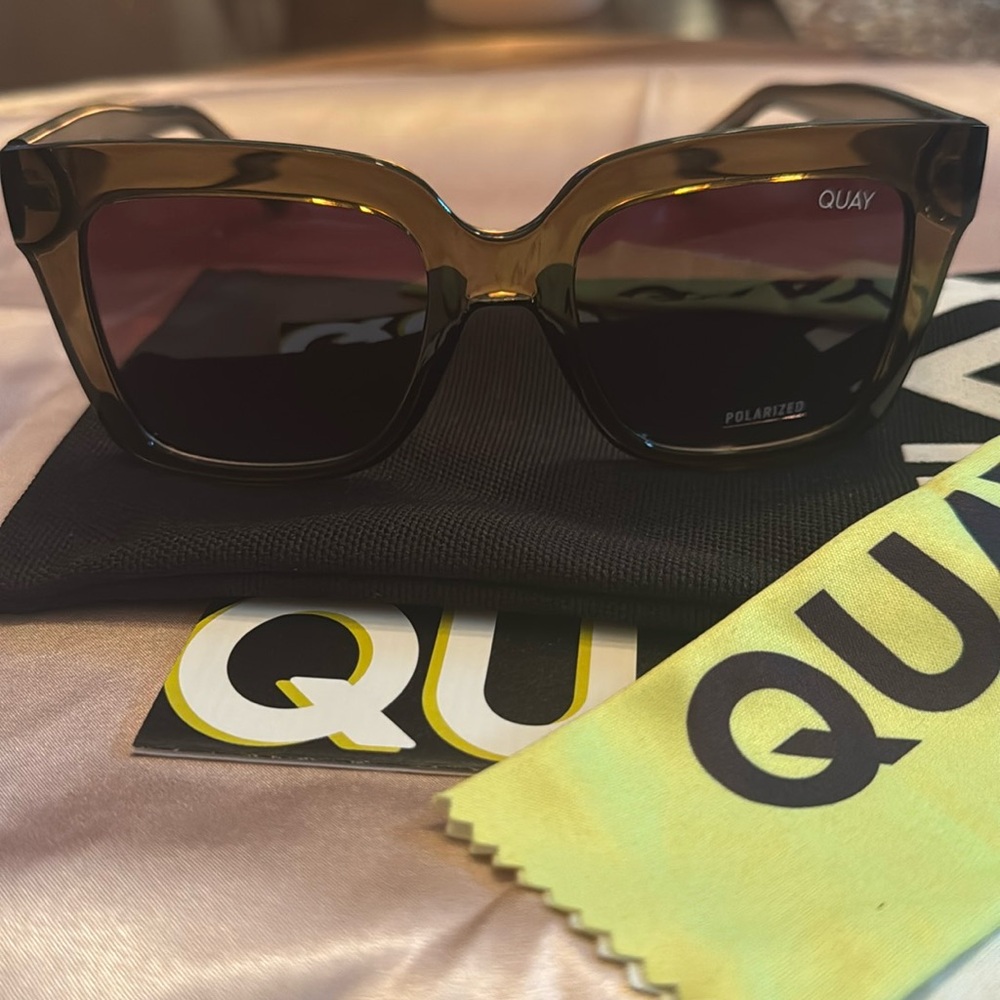 QUAY brown sunglasses new with its fabric black case.